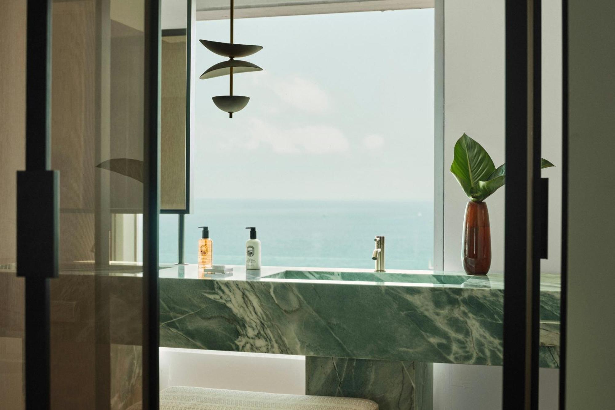 Horizon One-Bedroom King Suite Sea Front,1688811078:JPEG